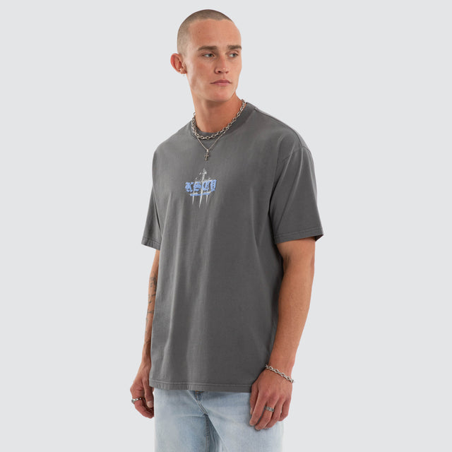 Model wears Obscurity Box Fit Tee Pigment Charcoal T-Shirts Grey – image 3