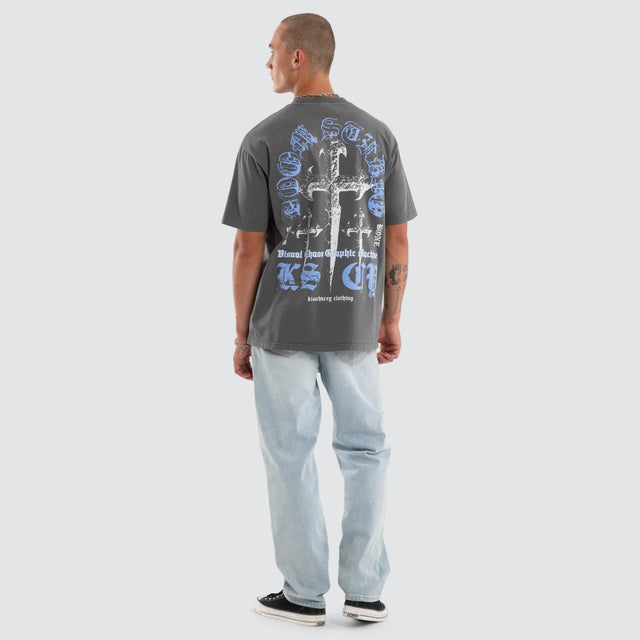 Model wears Obscurity Box Fit Tee Pigment Charcoal T-Shirts Grey – image 5