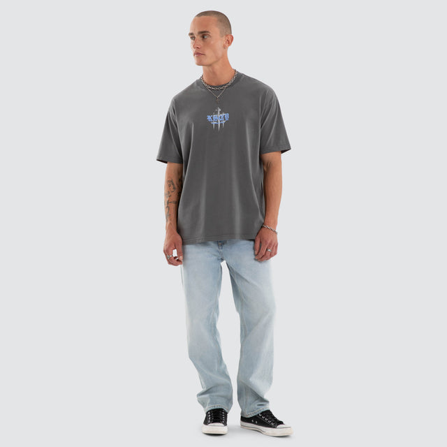Model wears Obscurity Box Fit Tee Pigment Charcoal T-Shirts Grey – image 2