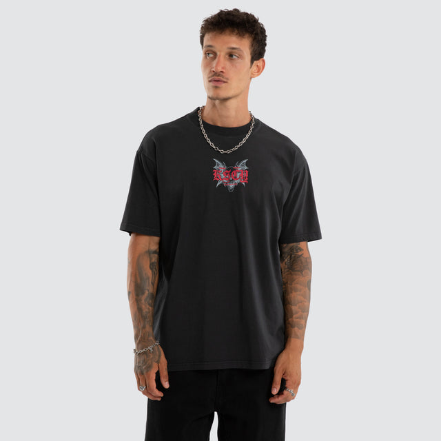 Model wears Underground Box Fit Tee Pigment Anthracite T-Shirts Grey – image 3