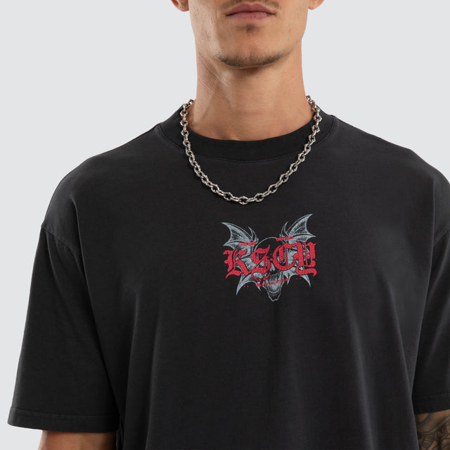 Model wears Underground Box Fit Tee Pigment Anthracite T-Shirts Grey – image 4