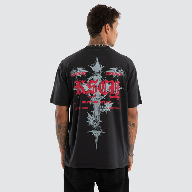 Model wears Underground Box Fit Tee Pigment Anthracite T-Shirts Grey – image 1