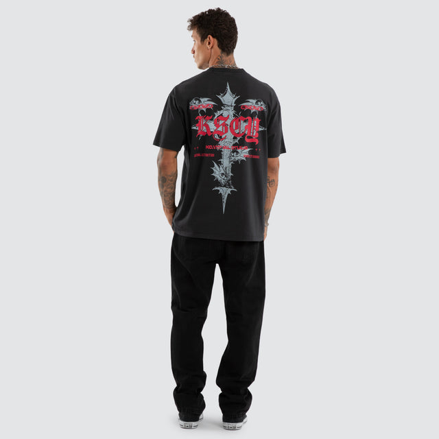 Model wears Underground Box Fit Tee Pigment Anthracite T-Shirts Grey – image 5