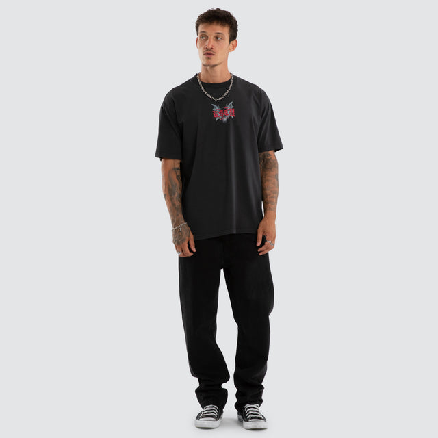 Model wears Underground Box Fit Tee Pigment Anthracite T-Shirts Grey – image 2