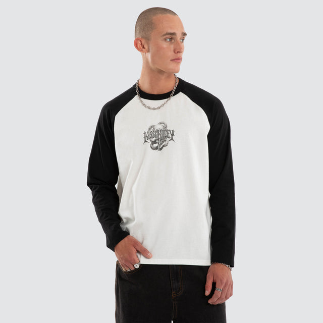 Model wears Scenic Raglan Crew LS Tee White/Jet Black Longsleeve T-Shirts Black – image 1