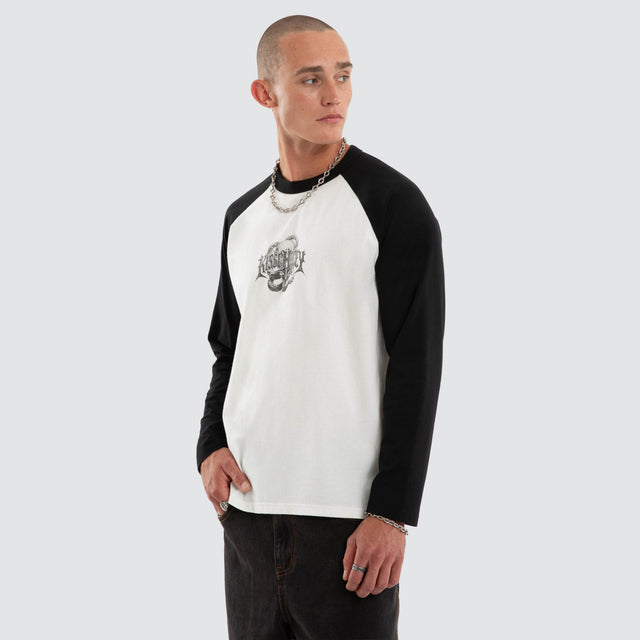 Model wears Scenic Raglan Crew LS Tee White/Jet Black Longsleeve T-Shirts Black – image 3