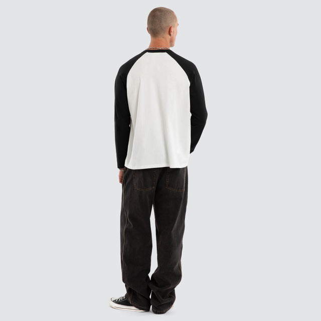 Model wears Scenic Raglan Crew LS Tee White/Jet Black Longsleeve T-Shirts Black – image 2