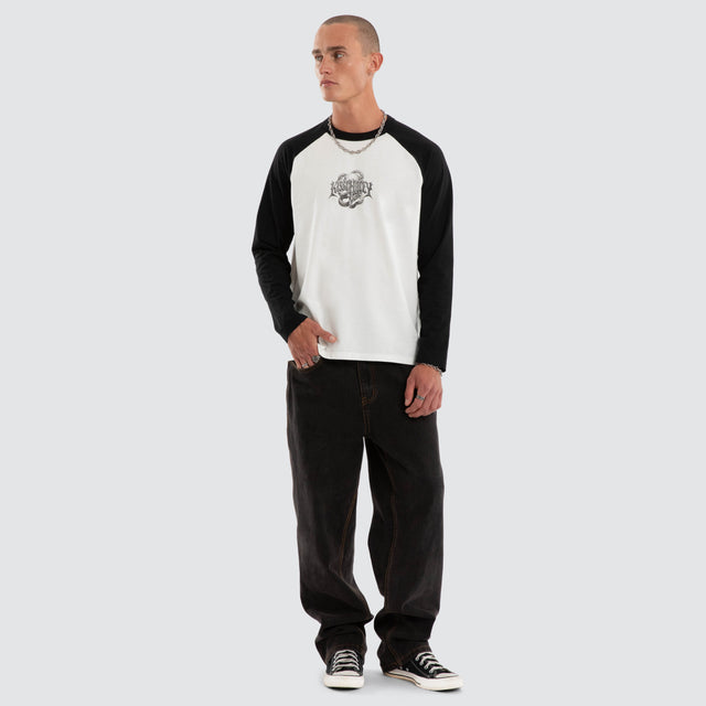 Model wears Scenic Raglan Crew LS Tee White/Jet Black Longsleeve T-Shirts Black – image 5