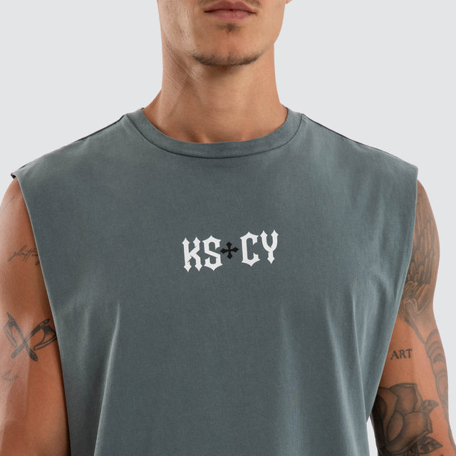 Model wears Resonance Dual Curve Muscle Pigment Stormy Weather Muscle Tees Grey – image 4