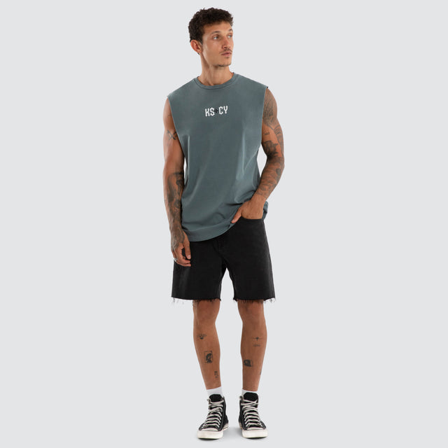 Model wears Resonance Dual Curve Muscle Pigment Stormy Weather Muscle Tees Grey – image 5