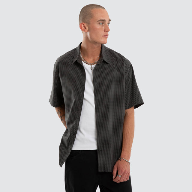 Model wears Pulse SS Shirt Grey Check Short Sleeve Shirts Grey – image 1