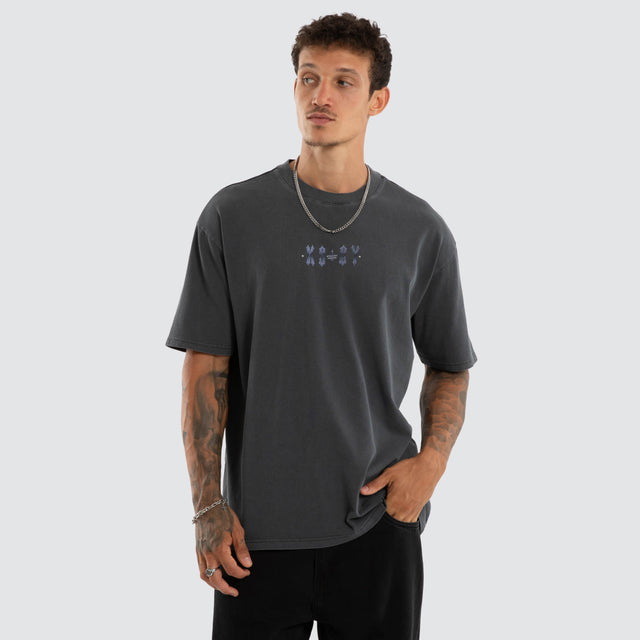 Model wears Collapse Box Fit Tee Asphalt T-Shirts Grey – image 2