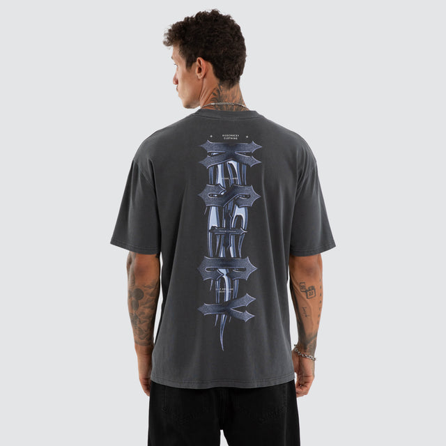 Model wears Collapse Box Fit Tee Asphalt T-Shirts Grey – image 3