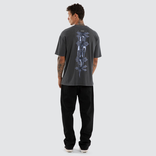 Model wears Collapse Box Fit Tee Asphalt T-Shirts Grey – image 5