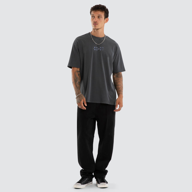 Model wears Collapse Box Fit Tee Asphalt T-Shirts Grey – image 4