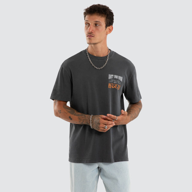 Model wears Disillusion Relaxed Tee Asphalt T-Shirts Grey – image 1