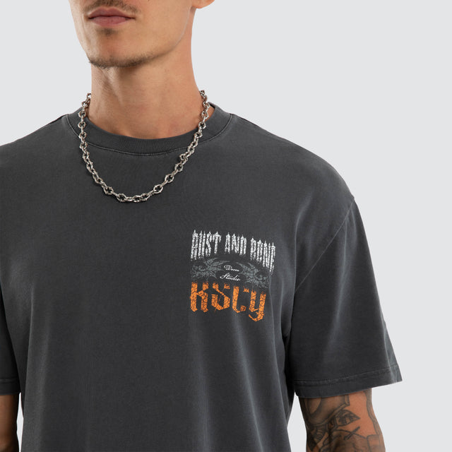 Model wears Disillusion Relaxed Tee Asphalt T-Shirts Grey – image 6