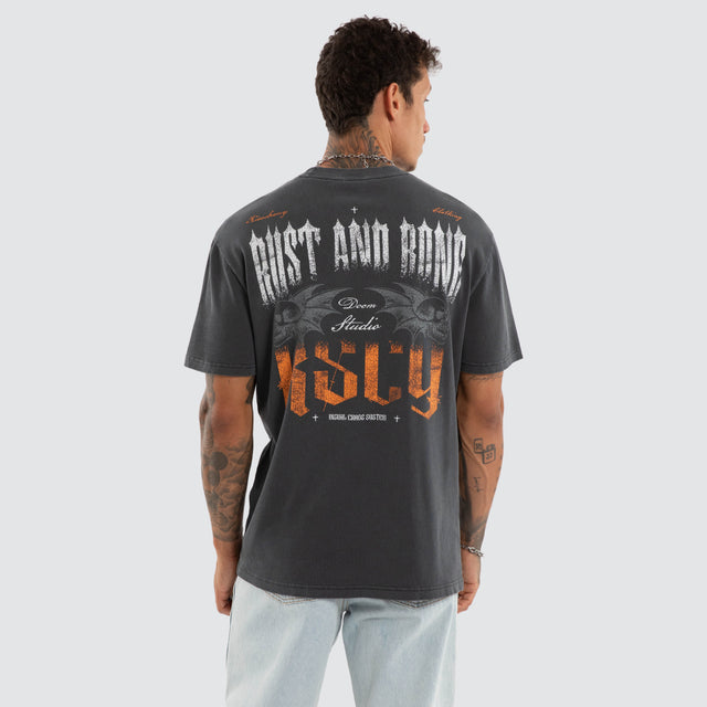 Model wears Disillusion Relaxed Tee Asphalt T-Shirts Grey – image 3