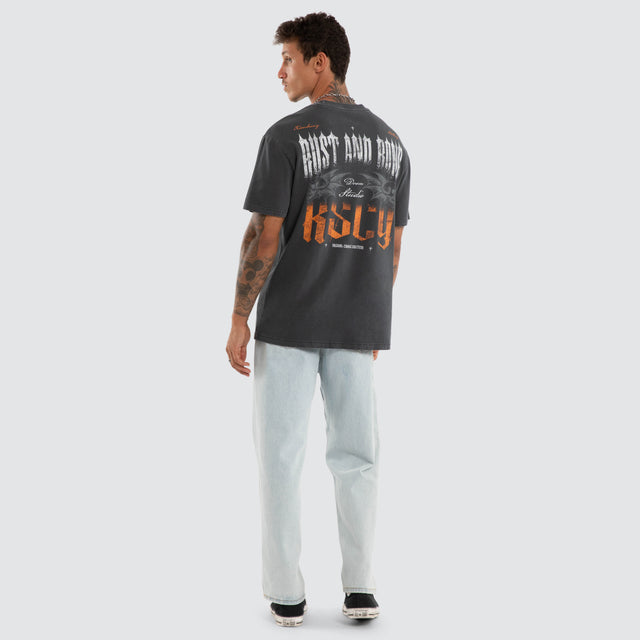 Model wears Disillusion Relaxed Tee Asphalt T-Shirts Grey – image 5