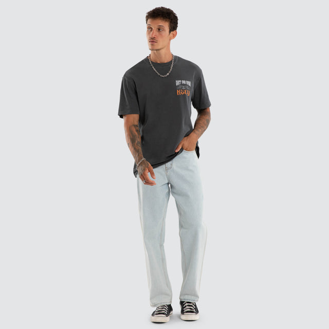 Model wears Disillusion Relaxed Tee Asphalt T-Shirts Grey – image 4