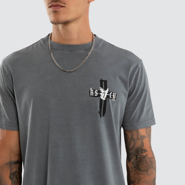Model wears Ethereal Dual Curved Tee Pigment Dark Slate T-Shirts Grey – image 6