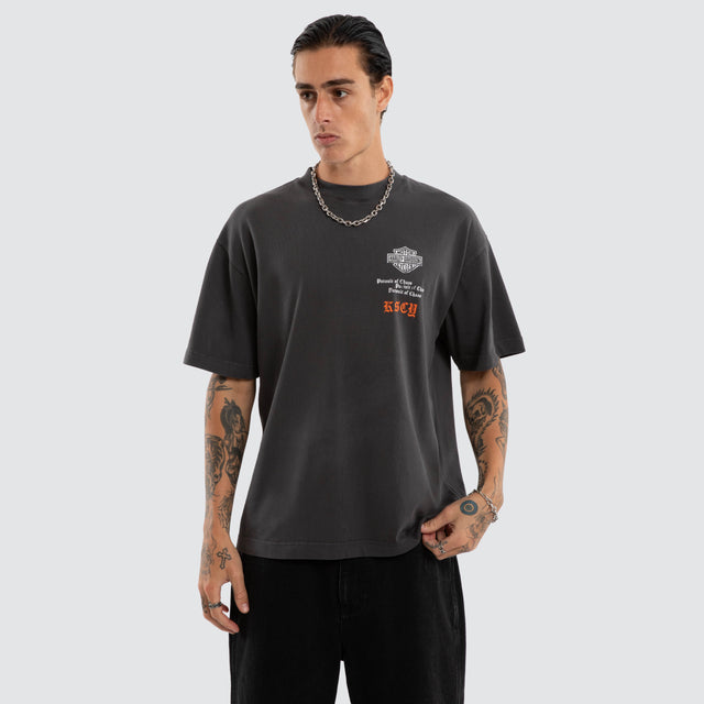 Model wears Engine Street Tee Pigment Black T-Shirts Black – image 2