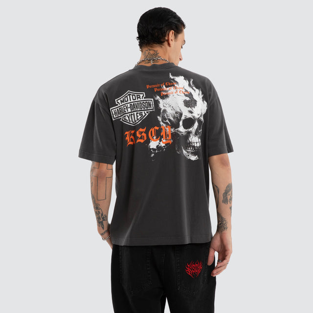 Model wears Engine Street Tee Pigment Black T-Shirts Black – image 3