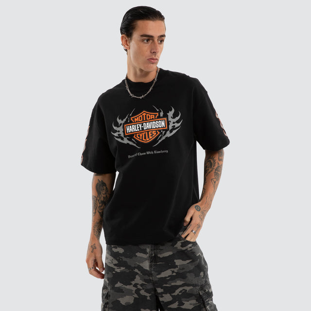 Model wears Clutch Loopback Street Tee Jet Black T-Shirts Black – image 1