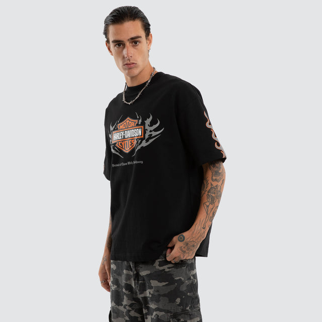 Model wears Clutch Loopback Street Tee Jet Black T-Shirts Black – image 5