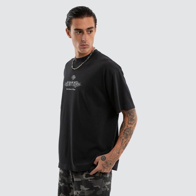 Model wears Torque Street Tee Pigment Anthracite T-Shirts Black – image 5