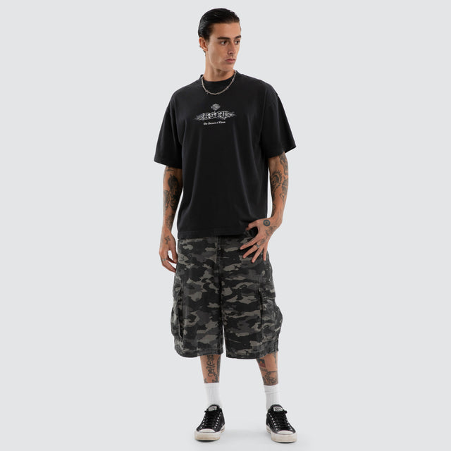 Model wears Torque Street Tee Pigment Anthracite T-Shirts Black – image 3