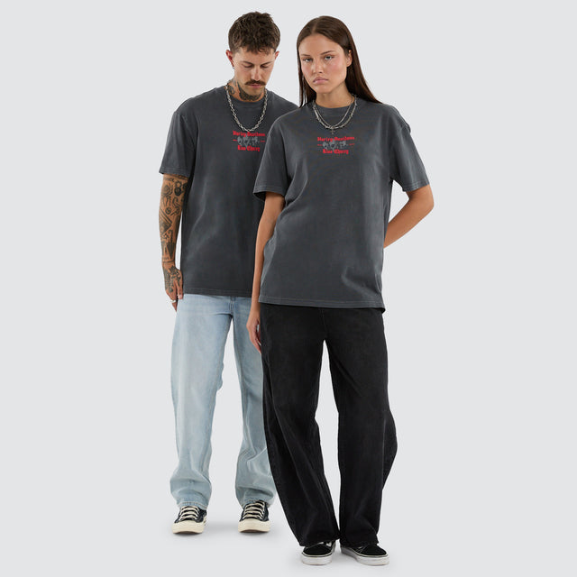 Model wears Canyon Relaxed Tee Pigment Asphalt T-Shirts Grey – image 6