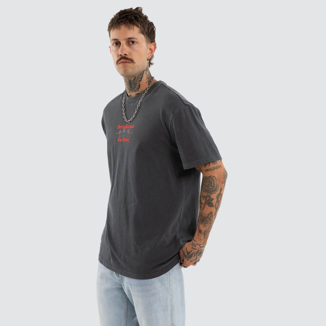 Model wears Canyon Relaxed Tee Pigment Asphalt T-Shirts Grey – image 4