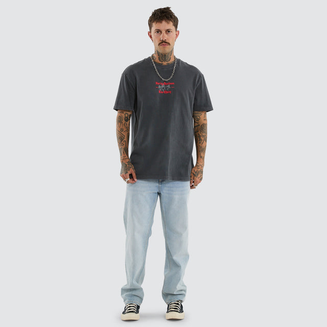 Model wears Canyon Relaxed Tee Pigment Asphalt T-Shirts Grey – image 7