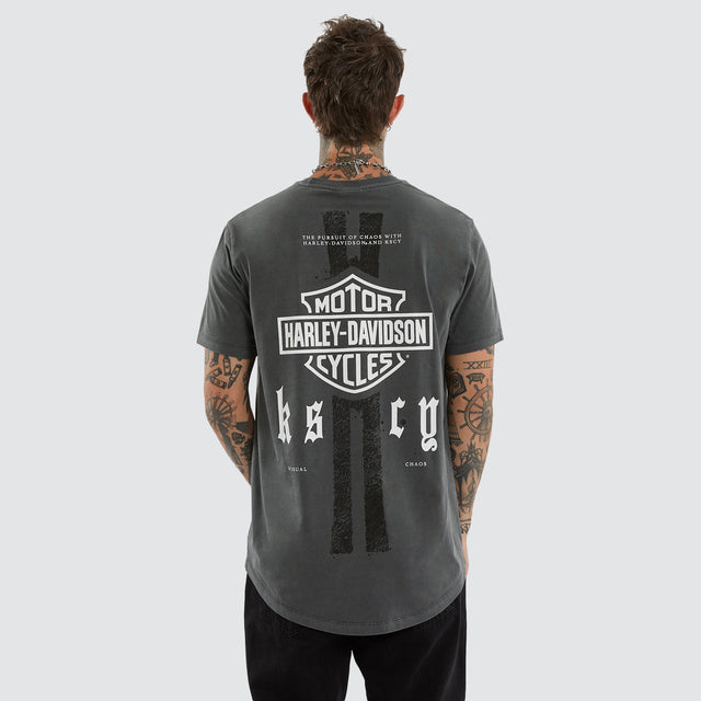 Model wears Milwaukee Dual Curved Tee Pigment Dark Shadow T-Shirts Grey – image 1