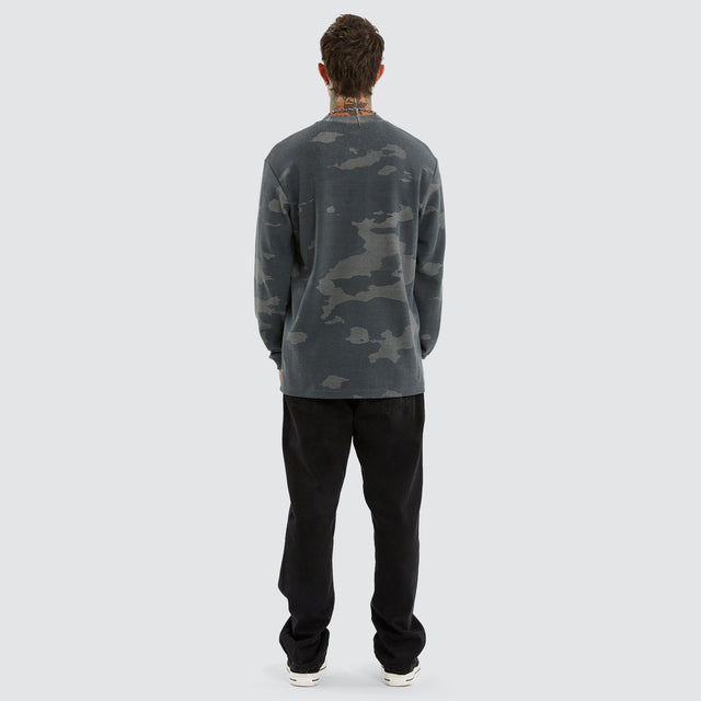 Model wears Touring Long Sleeve Mini Waffle Tee Camo Longsleeve T-Shirts Beige – image 2