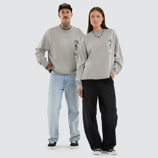 Model wears Member Box Fit Raw Hem Sweater Pigment Dove T-Shirts Grey – image 5