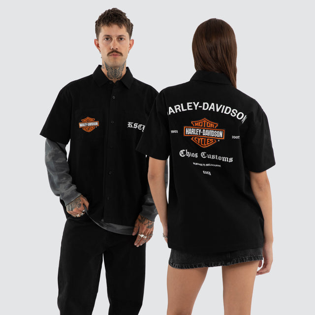 Model wears Customs Short Sleeve Mechanic Shirt Jet Black Short Sleeve Shirts Black – image 1