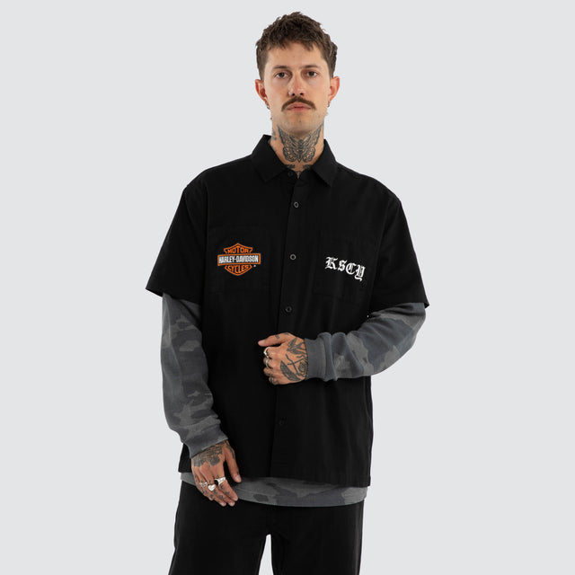 Model wears Customs Short Sleeve Mechanic Shirt Jet Black Short Sleeve Shirts Black – image 6
