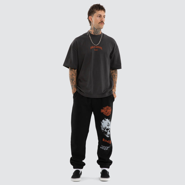 Model wears Earn Straight Trackpant Jet Black Trackpants Black – image 4