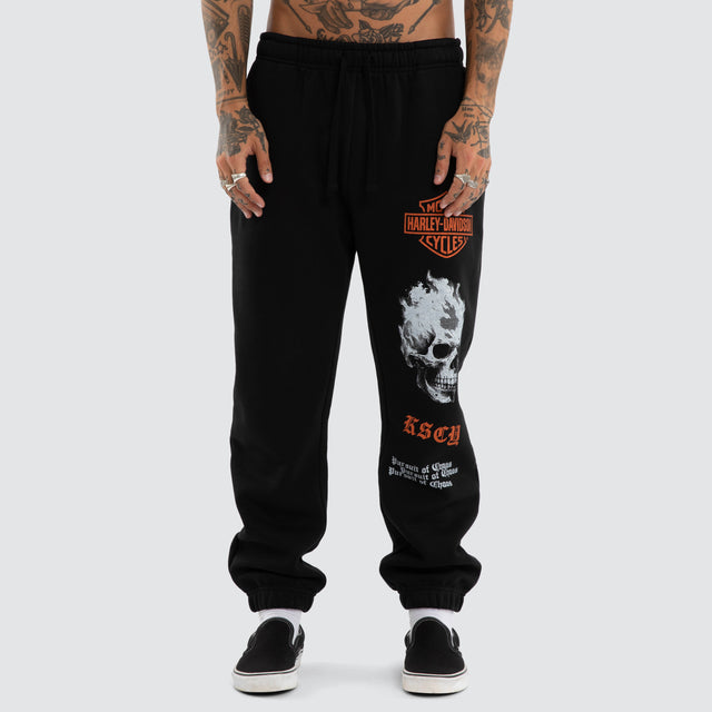 Model wears Earn Straight Trackpant Jet Black Trackpants Black – image 2