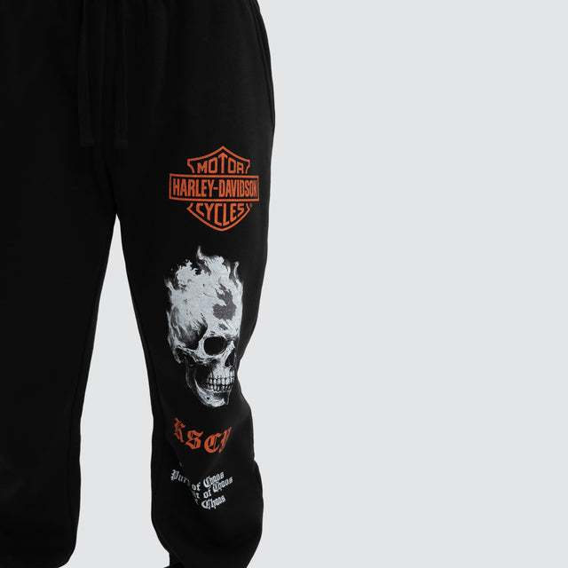 Model wears Earn Straight Trackpant Jet Black Trackpants Black – image 5