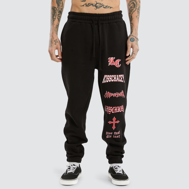 model wears Movement Trackpant Jet Black Trackpants Black - image 4