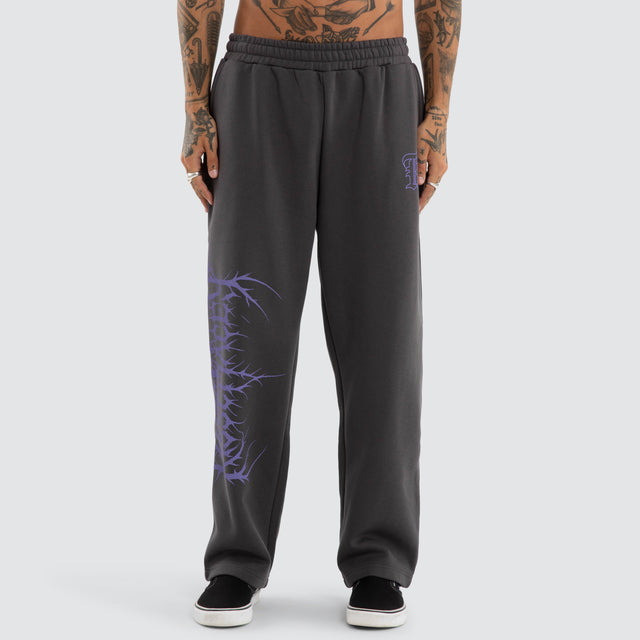 Model wears Subversion Baggy Sweatpant Asphalt Trackpants Grey – image 4