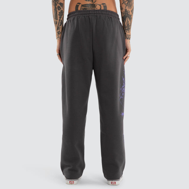 Model wears Subversion Baggy Sweatpant Asphalt Trackpants Grey – image 3