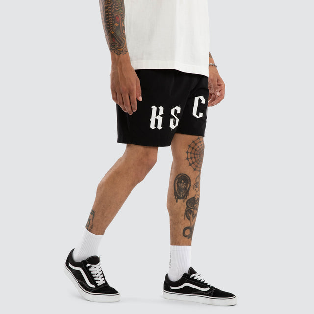 Model wears Studio Beach Short Jet Black Shorts Black – image 5