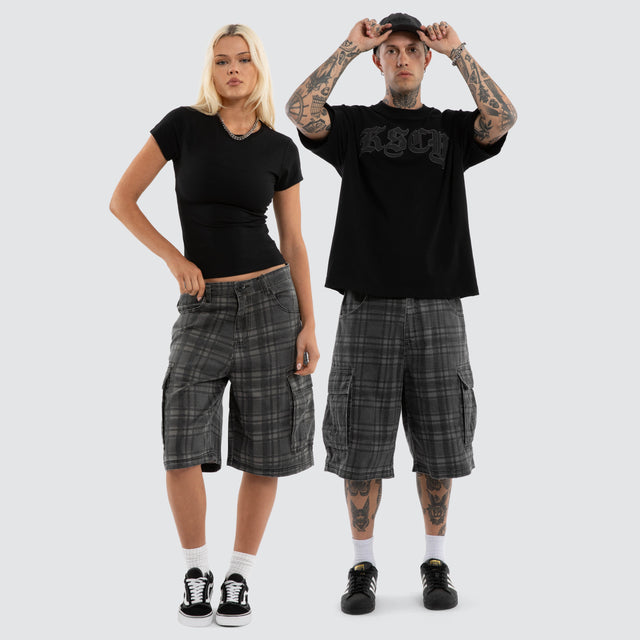 Model wears Wilson K7 Super Baggy Short Black Check Shorts Black - image 2