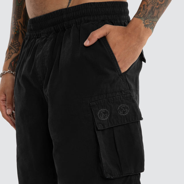 Model wears Mosh Baggy Cargo Short 2.0 Jet Black Shorts Black – image 5