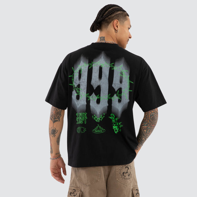 Model wears Sunset Street Tee Anthracite Black T-Shirts Black – image 1