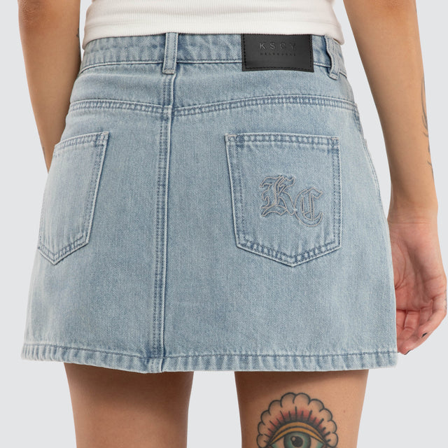 Model wears Ophelia Denim Skirt Washed Blue Skirt Blue – image 5